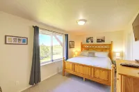 In Heart of Long Beach. Beautiful Ocean View. Walk to beach, Restaurants, Shops.