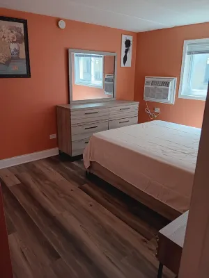 1-bedroom condo next to Chicago Midway International Airport Hotels in 