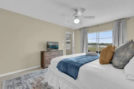 Sunset Views by Pool & Lake – Close to Disney + Weekly Discount for Early Birds