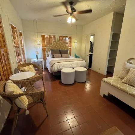 Charming 3-2 bedroom bungalow, WiFi, central AC, central Austin. Walkable!