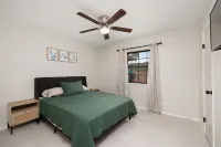 Sharyland Home with Jacuzzi & Playset, Sleeps 11! 미션 호텔