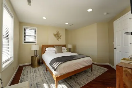 Modern & Cozy 4 Bedroom, 6 TV's, Ms. Pacman, Walk to Starbucks!