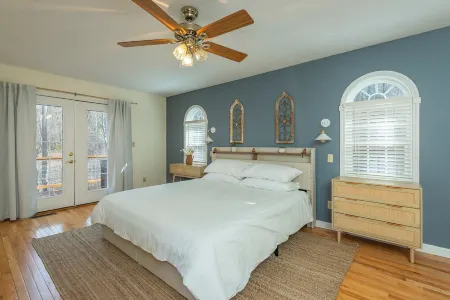 Deer Haven Cabin, Stunning Mtn Views, Hot Tub+Fire Table+Grill, Game Room, WiFi!