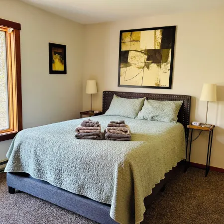 Spacious 5-bedroom house in a mountain hollow in Wintergreen Resort.