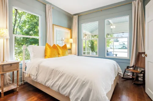 Beautifully restored cottage downtown Historic Brunswick close to golf + beaches