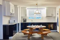 Cozy Apartment with Lake View for 6 Guests Hotels in 