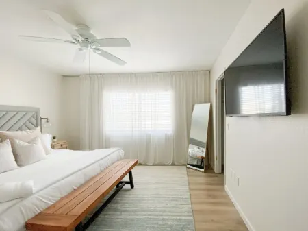 Luxury Pool Home for 10– Near ASU & Airport - BBQ - Continental Breakfast Отели рядом с достопримечательностью «Painting with a Twist»