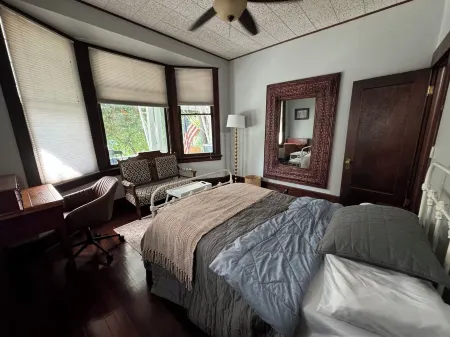 Craftsman Charm, 2-bedroom house with AC, WiF, Tranquil Setting