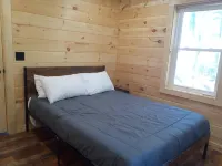 Charming 2-bedroom cabin in Lewisburg with privacy, WiFi, AC