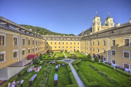 Schlosshotel Mondsee Отели рядом с достопримечательностью «Red Bull Headquarters»
