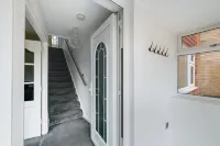 Elegant 5 Bed Home with Garden & Parking - Slough