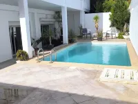 Stylish villa avec parking et piscine - Villas