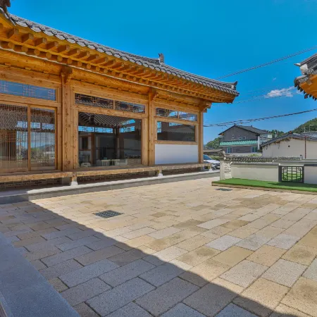hanok cheonwon village Отели рядом с достопримечательностью «Храм Сундокджон»