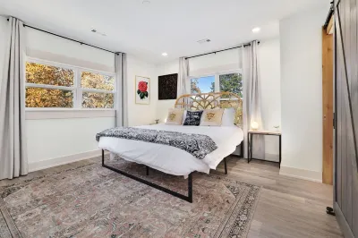 Location! 2 King Beds, TVs, Stocked Kitchen