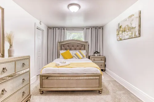 Charming 3-Bedroom Retreat, Off Street Parking, and WiFI