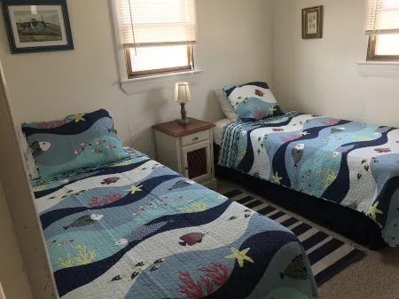 Cottage on the beach in Smith Pt.. Ocean, Bay and Sunsets.