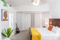 Stay at Cielo with loved ones! Отели рядом с достопримечательностью «Шоппинг-центр Футхилл»