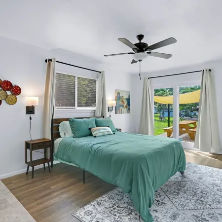 Lakeside Oasis ~ Pet Friendly ~ Pool Table ~ Sleeps 7 ~ Mcqueeney Texas Отели в г. Маккуини