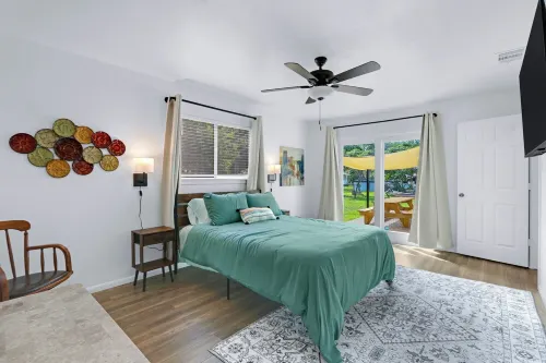 Lakeside Oasis ~ Pet Friendly ~ Pool Table ~ Sleeps 7 ~ Mcqueeney Texas