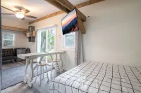 Lakefront Studio - Cozy - Stunning Views