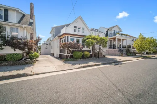 Stunning renovation, BEACH BLOCK, walk to everything!