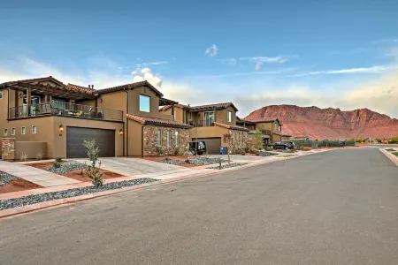 60| Luxurious Vacation Home w/Party Deck & Hot Tub!