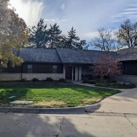 Hot Tub and Game Room! Center of Town, Walking Distance to Ball Games & College.