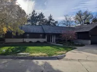 Hot Tub and Game room! Center of Town