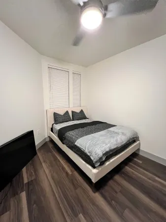 Cozy 2- bedroom with Smart TV’s, AC, WiFi, huge pool in amazing Area of Addison