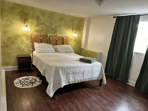 2 bedroom apartment: 10 minute drive to UT, convention center,downtown Knoxville