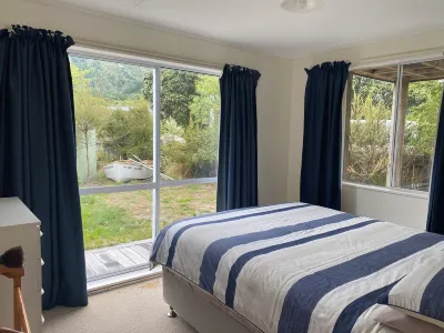 Totara Bach - just a few meters away from the beach (Tata Beach, Golden Bay) のホテル
