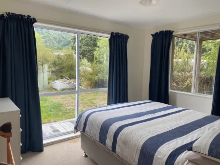 Totara Bach - just a few meters away from the beach (Tata Beach, Golden Bay)
