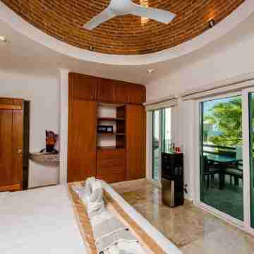 10% Summer Disc! Oceanfront Lux Villa & Pool! Ask about welcome gift options! Rooms