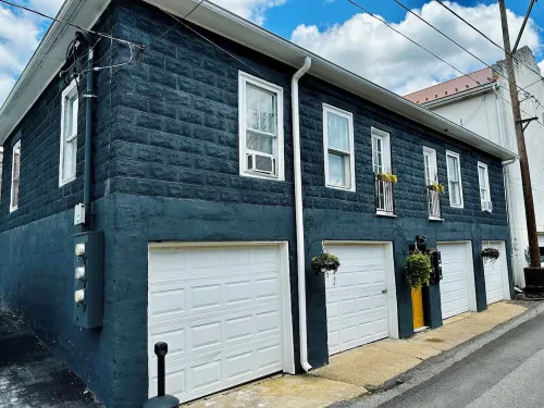 2-bedroom apartment in downtown Elkins with AC, a balcony, and WiFi. Hotels in Randolph County