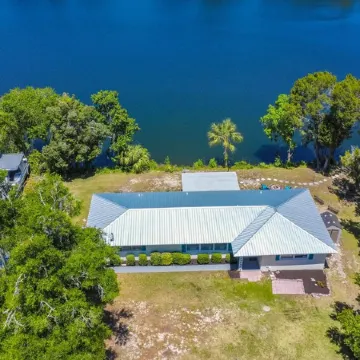 Welcome to the scallop shack! Newly renovated and on the water in Crystal River!