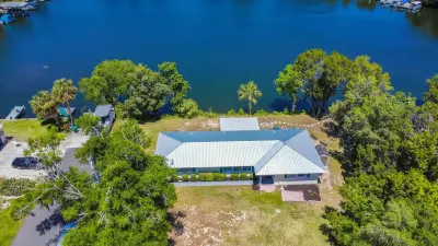 Welcome to the scallop shack! Newly renovated and on the water in Crystal River!