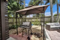 Charming 3 bedrooms house with heated pool & Grill