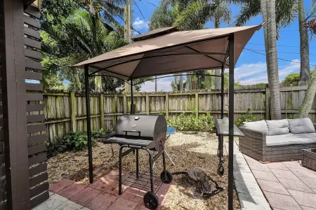 Charming 3 bedrooms house with heated pool & Grill