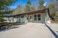 Completely Renovated Home in Parry Sound,with Full Kitchen, Laundry & Gazebo! Các khách sạn gần Chippewa III