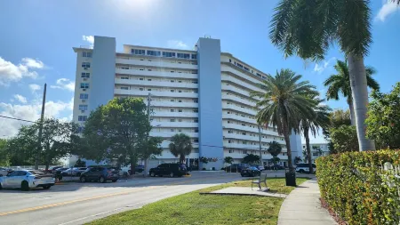 Bayfront  apartment with Breathtaking views.   1 bdr w/ balcony . Free Parking