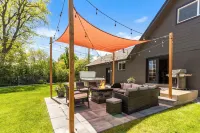 Spacious Denver Retreat ~ 6Br ~ Sleeps 16+ w/ Hot Tub