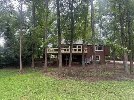 Treehouse Now Available! A 5-Bedroom, 2 Driveways, 1.2 Acres. 807 Brunson Drive Отели в г. Альбемарль