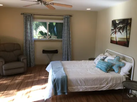 The Bamboo Lake House-3 bedroom 2 bath on private lake w/ pool and tennis court