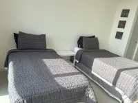 Modern building, centrally-located condo,2 bedrooms/2 bathrooms, parking space. Hotels near Doral Central Park