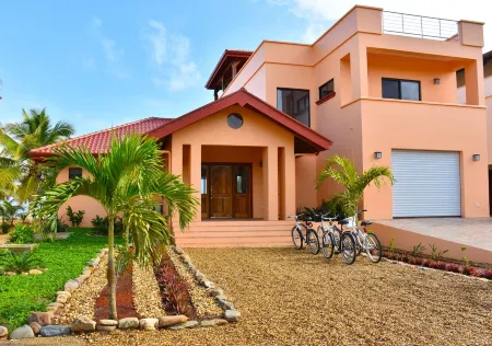 Beachfront Villa with a Pool and 360° Rooftop Views