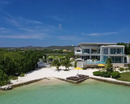 Newly Expanded! Lavish & Exclusive Beachfront Mansion. Ξενοδοχεία στην πόλη Savaneta