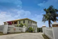 Mid-Island beauty! 5 minutes from shopping, dining and the beach. Hotel a 