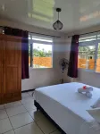 5 minutes from the dock and shops. Nice renovated house for families in Moorea Hotels in 
