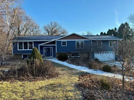 Spacious country retreat w/pool 10 minutes to downtown Madison! Pet friendly!