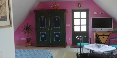 Cozy apartment overlooking the greenery on the Lindenhof